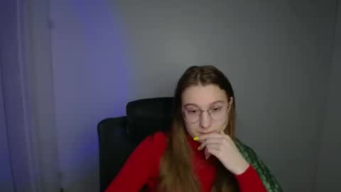 Snapshot of queen_amelie chatting on February 15, 6:32 am Amelie online show from February 15, 6:32 am