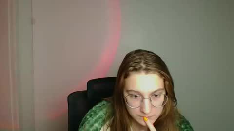 Snapshot of queen_amelie chatting on February 20, 6:48 am Amelie online show from February 20, 6:48 am