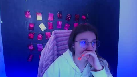 Snapshot of queen_amelie chatting on February 25, 12:37 pm Amelie online show from February 25, 12:37 pm