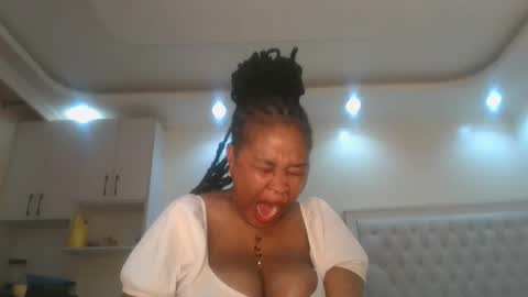 Snapshot of queen_kikih chatting on May 16, 12:40 am Queen kikih online show from May 16, 12:40 am