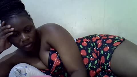 Snapshot of queen_leilla chatting on July 15, 6:29 am queen_leilla online show from July 15, 6:29 am