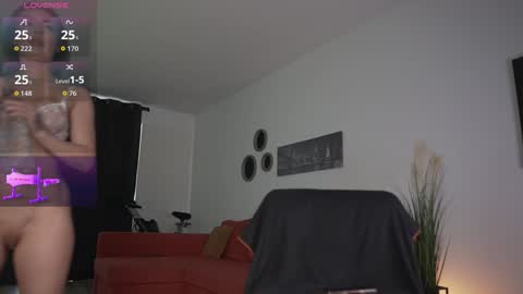 Snapshot of queen_leylla chatting on November 15, 6:33 am queen_leylla online show from November 15, 6:33 am