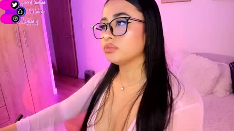 Snapshot of queen_liana chatting on December 14, 8:23 am Liana online show from December 14, 8:23 am