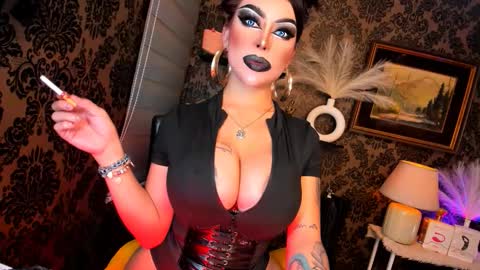 Snapshot of queen_mirahh chatting on October 6, 3:26 am queen mira maria shantal online show from October 6, 3:26 am