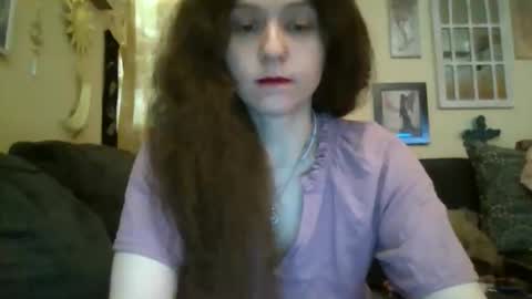 queencrimsonlvx online show from April 12, 11:59 am