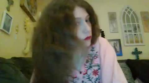 Snapshot of queencrimsonlvx chatting on April 20, 1:19 am queencrimsonlvx online show from April 20, 1:19 am