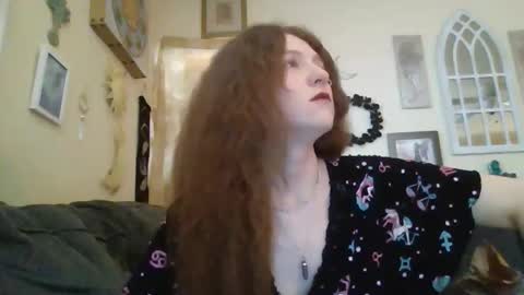 Snapshot of queencrimsonlvx chatting on May 21, 12:50 am queencrimsonlvx online show from May 21, 12:50 am