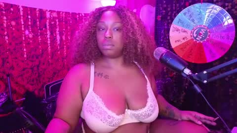 Snapshot of queencroze chatting on June 6, 2:44 pm Queen Cherise Roze online show from June 6, 2:44 pm