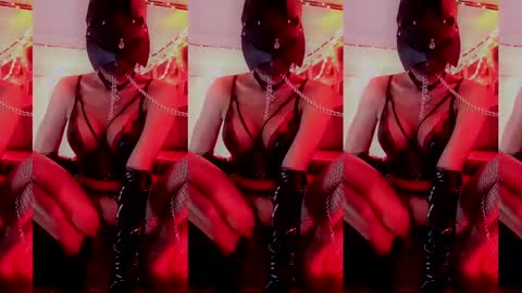 Snapshot of queenfox4u chatting on February 19, 8:33 am LadyAlpa online show from February 19, 8:33 am