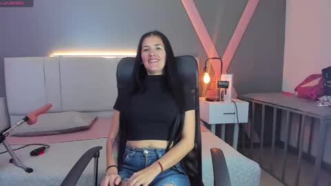 Snapshot of queenn24 chatting on December 11, 8:28 pm EMILY online show from December 11, 8:28 pm