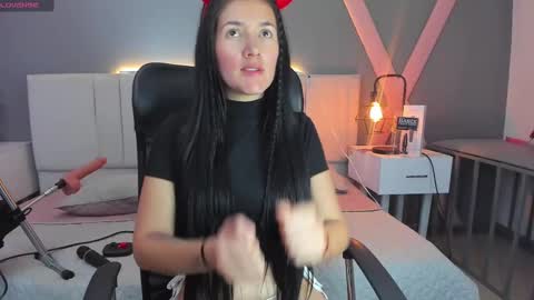 Snapshot of queenn24 chatting on December 11, 11:32 pm EMILY online show from December 11, 11:32 pm