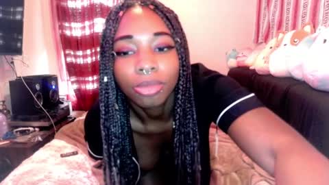 Snapshot of queenofheartsfaerah chatting on February 5, 10:01 pm QueenOfHearts online show from February 5, 10:01 pm