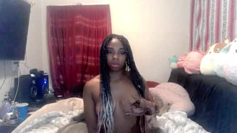 Snapshot of queenofheartsfaerah chatting on February 9, 7:27 am QueenOfHearts online show from February 9, 7:27 am