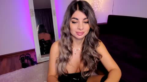 Snapshot of queenofyouredreams chatting on May 1, 11:53 pm Queennofyuredreams online show from May 1, 11:53 pm