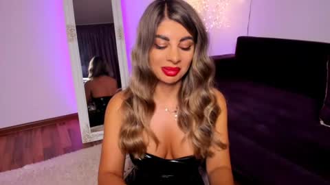Snapshot of queenofyouredreams chatting on June 21, 10:45 pm Queennofyuredreams online show from June 21, 10:45 pm