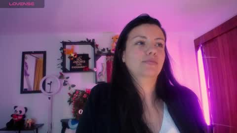 Snapshot of queenrose94 chatting on February 9, 1:37 pm queenrose94 online show from February 9, 1:37 pm