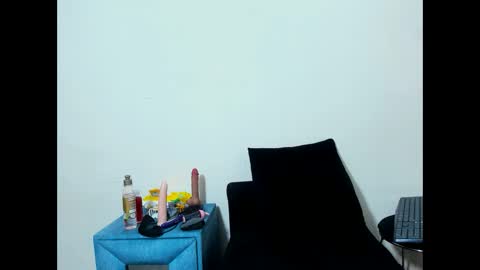 Snapshot of queenstarhyl chatting on May 16, 12:51 am queenstarhyl online show from May 16, 12:51 am