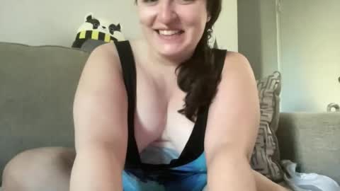 Snapshot of queenviolette94 chatting on June 3, 10:48 pm Queen Violette online show from June 3, 10:48 pm