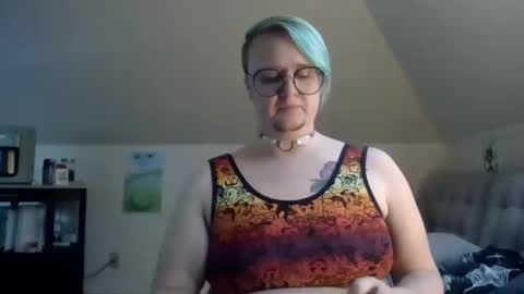 Snapshot of queerlyjaz chatting on October 12, 11:04 pm queerlyjaz online show from October 12, 11:04 pm