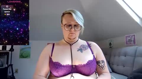 Snapshot of queerlyjaz chatting on April 25, 6:05 pm queerlyjaz online show from April 25, 6:05 pm