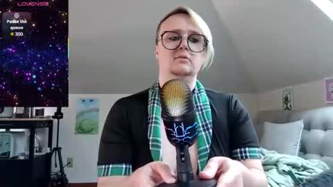 Snapshot of queerlyjaz chatting on May 2, 6:13 pm queerlyjaz online show from May 2, 6:13 pm