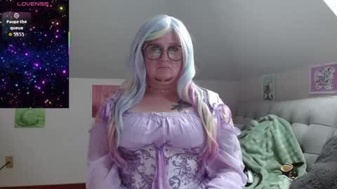 Snapshot of queerlyjaz chatting on May 24, 5:18 pm queerlyjaz online show from May 24, 5:18 pm