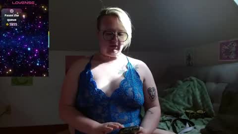 Snapshot of queerlyjaz chatting on May 25, 3:29 pm queerlyjaz online show from May 25, 3:29 pm