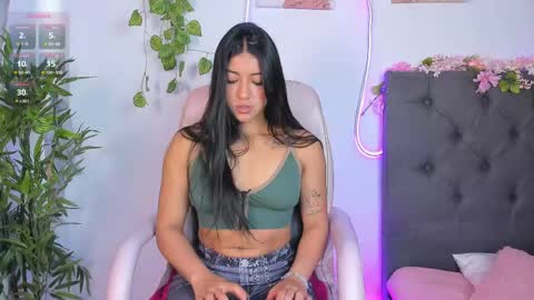 Snapshot of quiinn__bx chatting on April 19, 6:21 pm online show from April 19, 6:21 pm