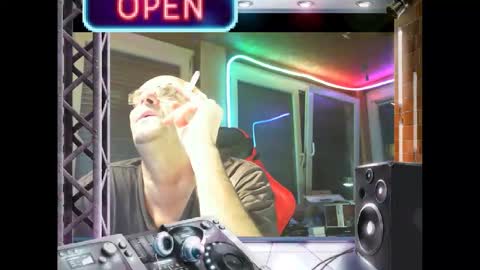 Snapshot of r_2d2_ chatting on January 10, 10:57 pm dj mike online show from January 10, 10:57 pm