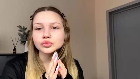 Snapshot of rachellemontag chatting on February 12, 12:44 pm Alex online show from February 12, 12:44 pm