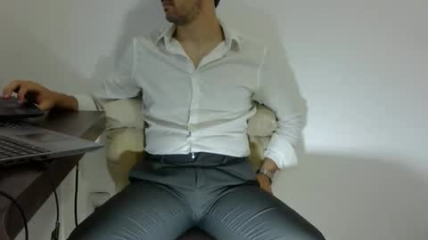 Snapshot of rafaelssk chatting on March 5, 9:27 am elenacam online show from March 5, 9:27 am