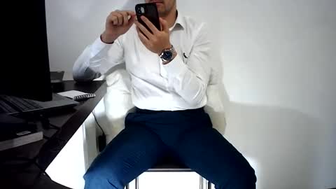 Snapshot of rafaelssk chatting on May 20, 9:15 am elenacam online show from May 20, 9:15 am