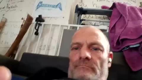 Snapshot of ragingzef69 chatting on December 23, 1:40 am Bigthickdickinvic online show from December 23, 1:40 am