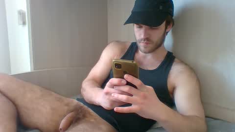 Snapshot of randomguy_42 chatting on April 22, 9:44 am randomguy_42 online show from April 22, 9:44 am