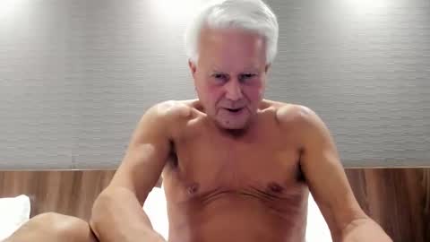 Snapshot of randythompson48 chatting on March 6, 8:05 pm Silver Stallion TwitterRandyth53496071 and ladyenglishxxx online show from March 6, 8:05 pm