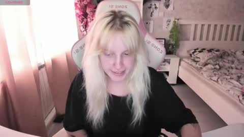 Snapshot of rapunzel_cute chatting on September 10, 1:22 pm Rapunzel online show from September 10, 1:22 pm