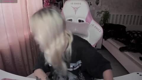 Snapshot of rapunzel_cute chatting on November 4, 1:21 pm Rapunzel online show from November 4, 1:21 pm