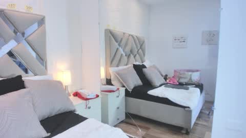 Raquel Moore  online show from December 1, 4:01 pm