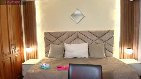 Snapshot of raqueljones_ chatting on May 25, 12:11 pm Raquel online show from May 25, 12:11 pm