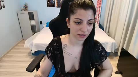 Snapshot of raven_haired_goddess chatting on May 14, 6:53 am raven_haired_goddess online show from May 14, 6:53 am
