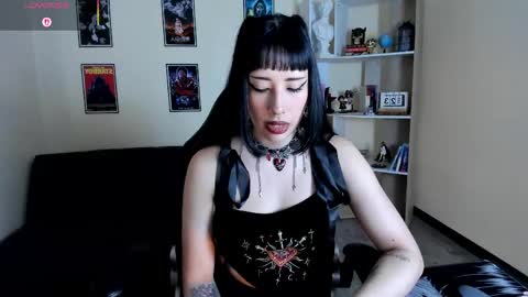 Snapshot of ravenelle_ chatting on April 28, 10:37 pm ravenelle_ online show from April 28, 10:37 pm