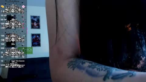 Snapshot of ravenelle_ chatting on May 23, 10:47 pm ravenelle_ online show from May 23, 10:47 pm