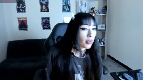 Snapshot of ravenelle_ chatting on July 12, 9:17 pm ravenelle_ online show from July 12, 9:17 pm