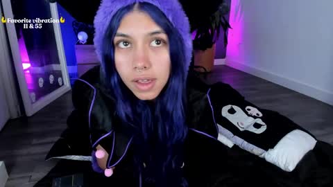 Snapshot of ravenwitch_ chatting on April 23, 7:49 pm Raven Witch online show from April 23, 7:49 pm