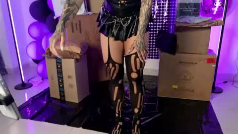 Snapshot of ravenwitch_ chatting on April 30, 6:47 pm Raven Witch online show from April 30, 6:47 pm
