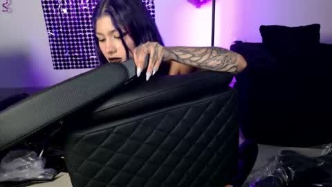 Snapshot of ravenwitch_ chatting on April 30, 8:57 pm Raven Witch online show from April 30, 8:57 pm
