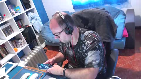 ravingr3d3 online show from April 1, 8:48 am