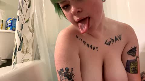 Snapshot of ravyn_xoxo chatting on January 21, 2:37 pm Ravynn 3 online show from January 21, 2:37 pm