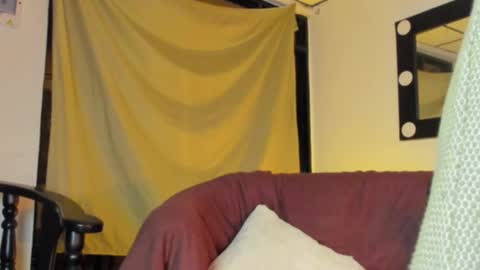 Snapshot of raydevil_ chatting on December 19, 2:07 am Rayn online show from December 19, 2:07 am