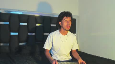 Snapshot of raydevil_ chatting on January 18, 10:02 pm Rayn online show from January 18, 10:02 pm